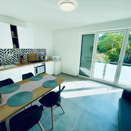 Lena Apartament Balatonalmádi
